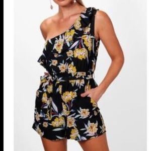 Boohoo Rory one shoulder floral Romper NWT